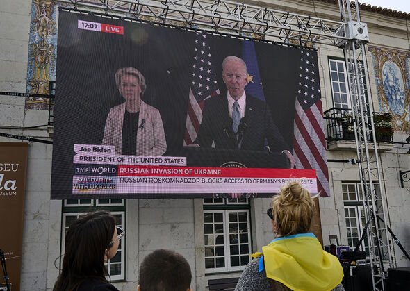 Joe Biden et Ursula Von Der Leyen prononcent des discours depuis Varsovie, Pologne, le 27 mars 2022, à Cascais, Portugal.