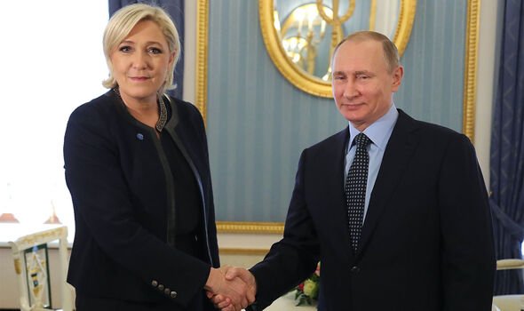 Vladimir Poutine : le couple photographié lors de leur rencontre avant les élections françaises de 2017.