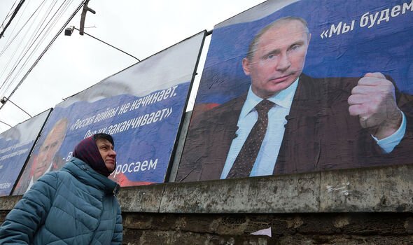 Crimée : Un panneau en Crimée à l'effigie de Poutine ; Mme Le Pen a défendu l'annexion du territoire ukrainien par la Russie.