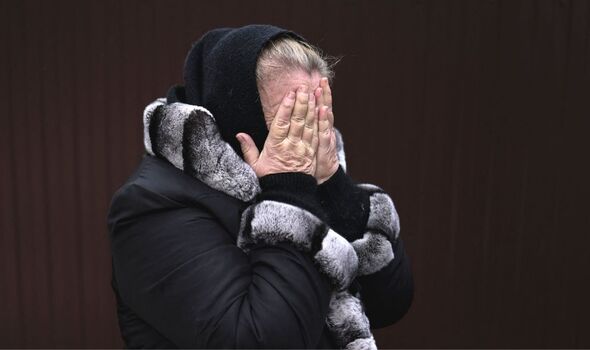 Femme pleurant sur les événements à Bucha, Ukraine