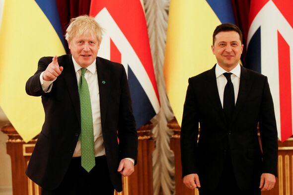 Le Premier ministre britannique Boris Johnson et le dirigeant ukrainien Volodymyr Zelensky.