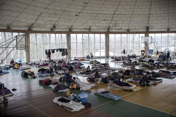 Jusqu'à 300 civils se réfugient dans la salle de sport