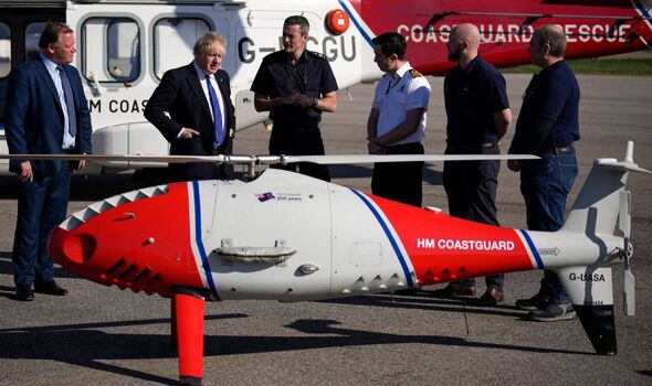 Vision claire...Boris Johnson regarde les drones des garde-côtes à Lydd