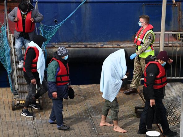 Plus d'arrivées... les migrants sont aidés à débarquer au port de Douvres 