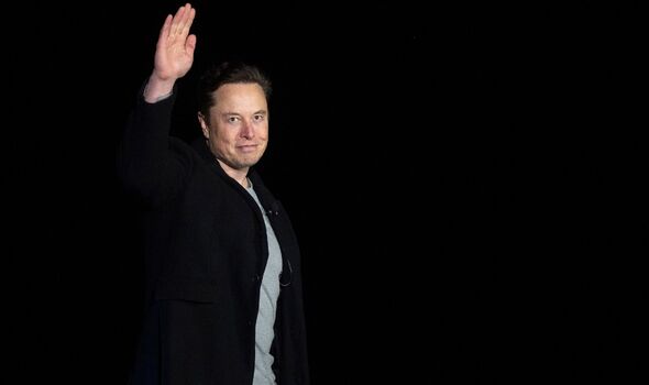 Elon Musk fait des gestes pendant qu'il parle lors d'une conférence de presse à l'installation Starbase de SpaceX près du village de Boca Chica dans le sud du Texas