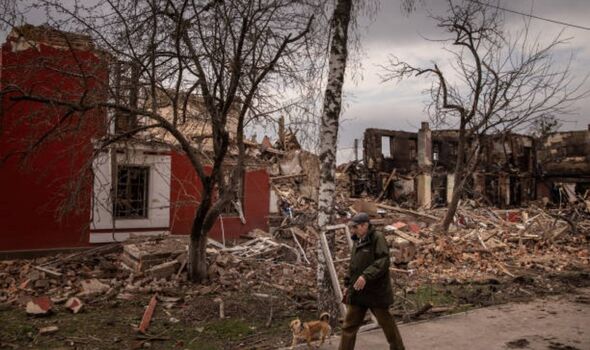 Un homme passe devant des bâtiments détruits à Kharkiv