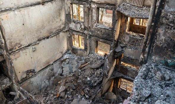 Vue intérieure d'un bâtiment résidentiel à Kharkiv, endommagé et partiellement détruit après un bombardement.