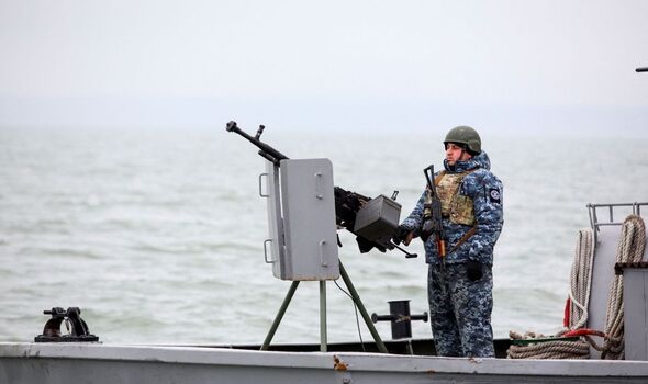 Un militaire monte la garde au port ukrainien de Mariupol, sur la mer Noire.