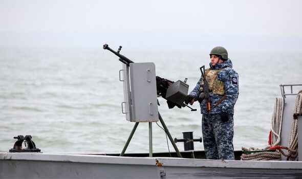Soldat ukrainien en garde dans le port ukrainien de Mariupol sur la mer Noire.