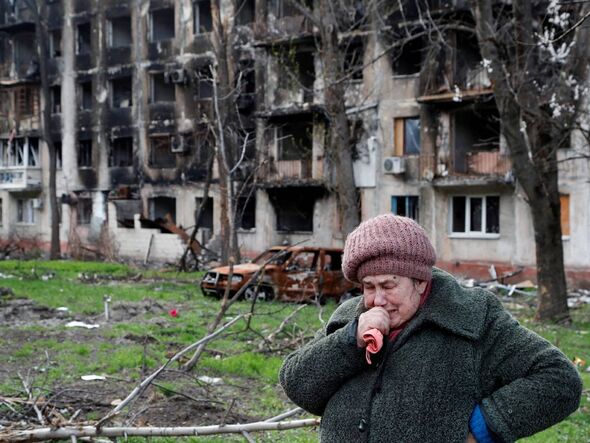 Un habitant pleure devant des appartements détruits par des obus russes à Mariupol.