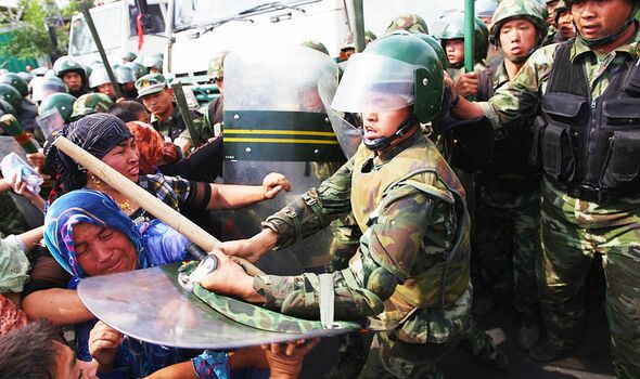 La police chinoise frappe des femmes ouïghoures