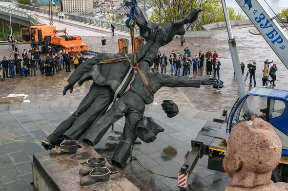 La statue a été détruite dans le cadre d'un plan visant à démolir les symboles du passé soviétique