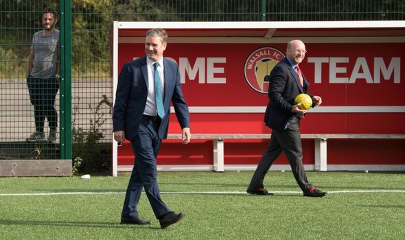 Le leader travailliste Sir Keir Starmer (à gauche) avec le député Liam Byrne lors d'une visite au club de football de Walsall