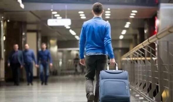 homme marchant avec une valise