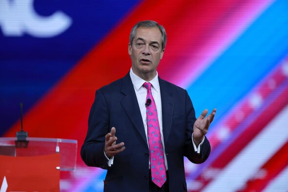 L'ancien chef du parti Brexit, Nigel Farage, a été entraîné dans la dispute après avoir remis un dossier à Trump.
