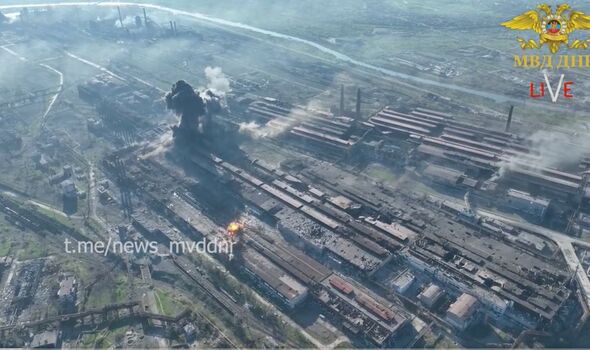 Bombardements lourds russes sur l'usine sidérurgique d'Azovstal.