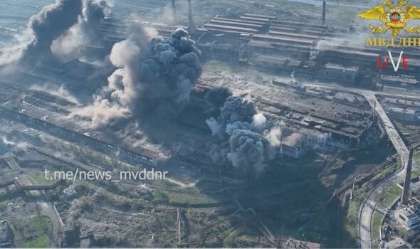 Fumée sortant de l'usine sidérurgique d'Azovstal après un bombardement russe.