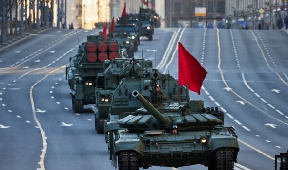Les chars russes s'entraînent pour le défilé du Jour de la Victoire 