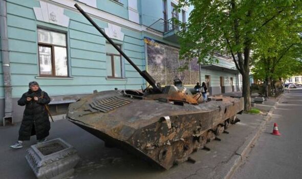Épave d'un char russe en Ukraine