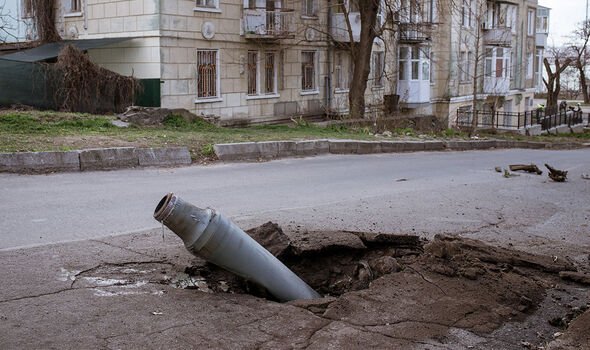 Kherson : Une roquette tirée sur la ville de Mykolaiv depuis la ville voisine de Kherson.