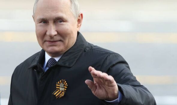 Poutine fait signe de la main