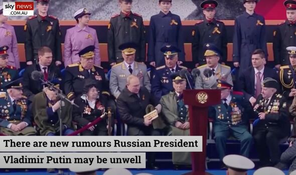 La santé de Poutine : Poutine s'apprête à placer une couverture sur ses jambes lors de la cérémonie du Jour de la Victoire. 