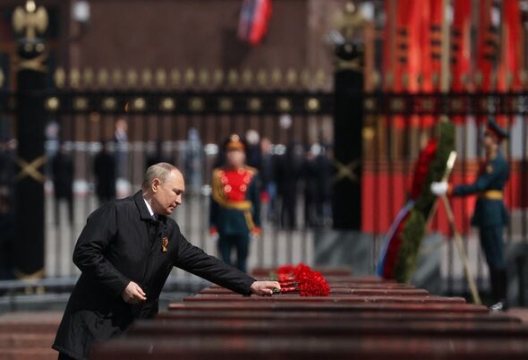 Poutine dépose des fleurs au mémorial des Cités héroïques lors d'une cérémonie à la Tombe du Soldat inconnu.