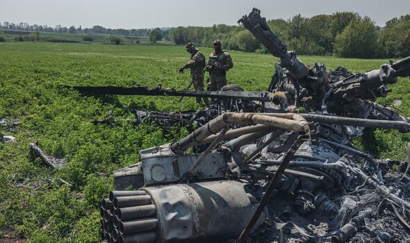Des soldats ukrainiens dans un hélicoptère russe abattu dans la banlieue de Kharkiv,