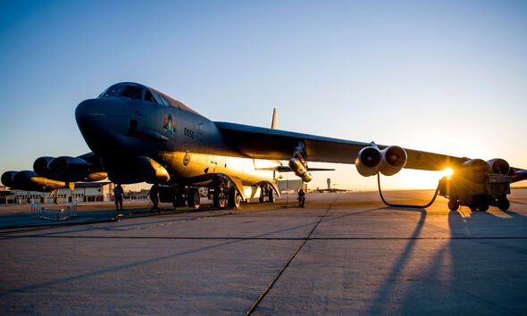 Un B-52H Stratofortress affecté au 419th Flight Test Squadron subit une procédure de pré-vol.