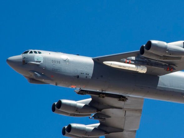 Un bombardier B-52 effectue un vol d'essai avec le missile hypersonique ARRW.