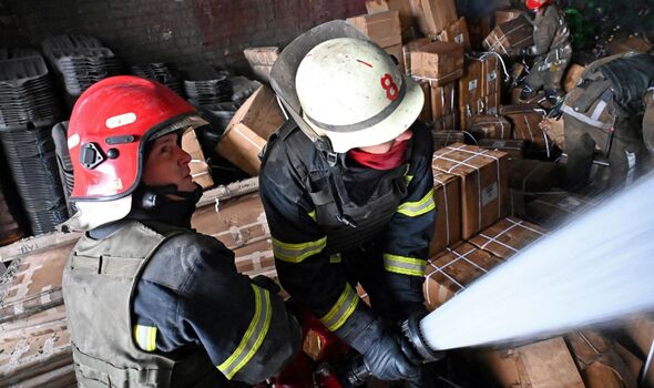 Les pompiers tentent d'éteindre un incendie après qu'un missile a touché un entrepôt à la périphérie de Kharkiv