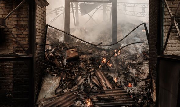 La fumée monte alors que les flammes brûlent dans une gare de Seversk, dans l'est de l'Ukraine