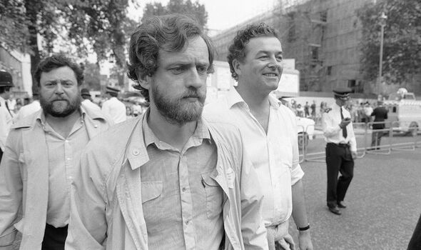 Radicalisme: tous deux engagés dans la politique d'extrême gauche dans leur jeunesse, Corbyn photographié en train de protester en 1984