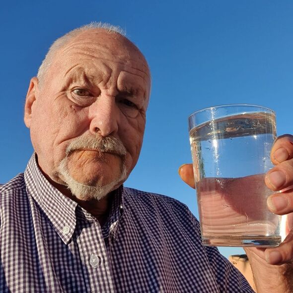 Keith Willis : un expatrié montre son eau de robinet brune.
