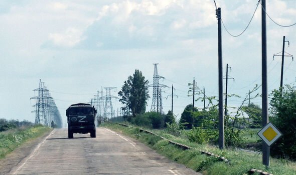 Un camion militaire russe sur une route à Kherson. 