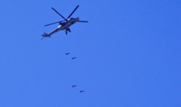 Un hélicoptère MI24 de l'armée syrienne largue des bombes-barils au-dessus du sud de Damas