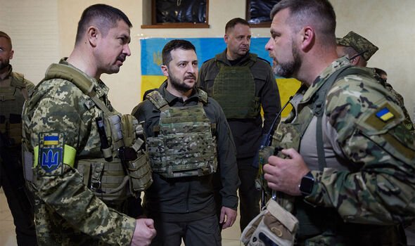 Volodymyr Zelensky avec des militaires