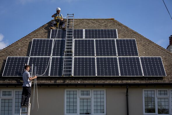 Panneaux solaires en cours d'installation sur une maison