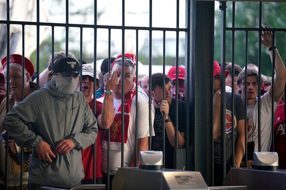Des images ont montré des fans devant une porte verrouillée au Stade de France, gazés lacrymogènes malgré des billets