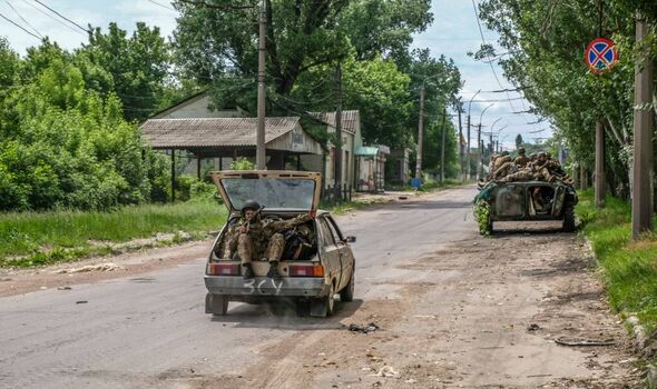 Soldats vus se déplaçant sur un char et des véhicules près de Severodonetsk.