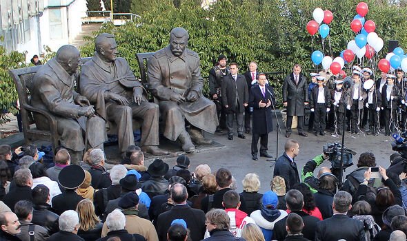 Crimée : Narychkine assiste au dévoilement d'une statue à Yalta, en Crimée, en 2015