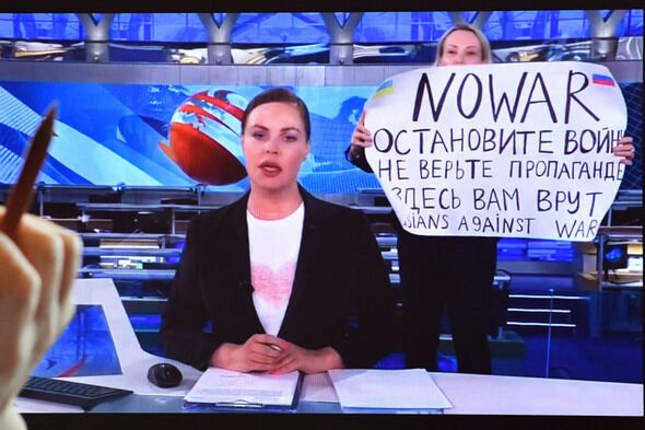 Marina Ovsyannikova protestant à la télévision russe.