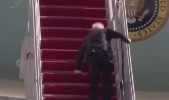 Joe Biden est tombé alors qu'il montait les escaliers d'Air Force One.