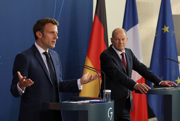 Le président français Emmanuel Macron (à gauche) et le chancelier allemand Olaf Scholz (à droite).