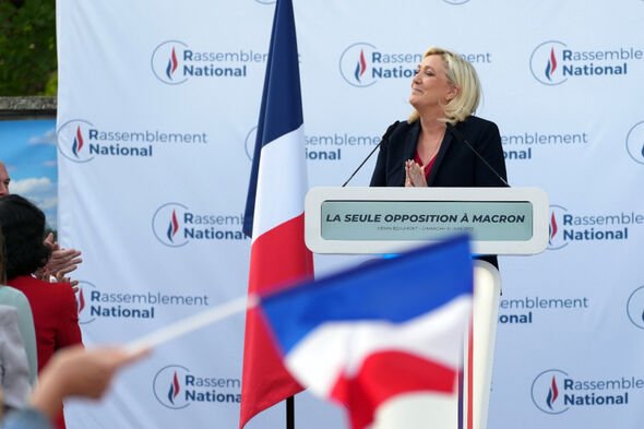 Le Pen semble en bonne voie pour retourner au Parlement en tant que député d'Henin-Beaumont après avoir obtenu 55,4%.