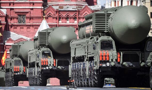 Les lanceurs de missiles balistiques intercontinentaux russes Yars défilent sur la Place Rouge lors du défilé militaire du jour de la Victoire dans le centre de Moscou le 9 mai