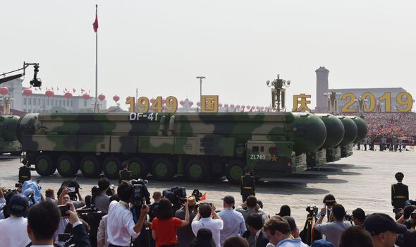 Des véhicules militaires transportent des missiles balistiques intercontinentaux à capacité nucléaire DF-41 de la Chine lors d'un défilé militaire sur la place Tiananmen
