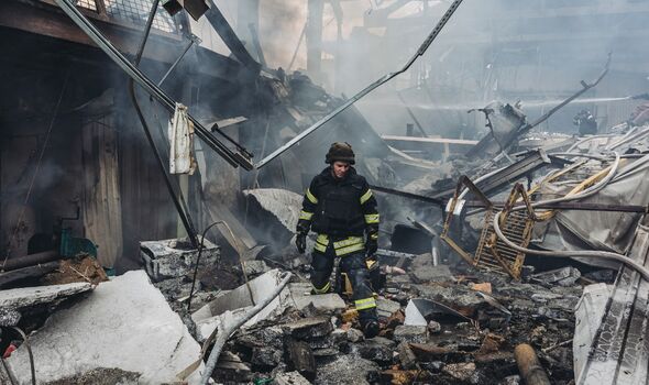 Les pompiers tentent d'éteindre un incendie d'usine après un bombardement russe à Bakhmut, en Ukraine