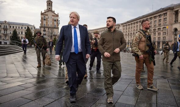 Boris Johnson et le président ukrainien Volodymyr Zelenskyy marchent dans la rue Khreschatyk et la place de l'Indépendance lors de leur rencontre à Kyiv