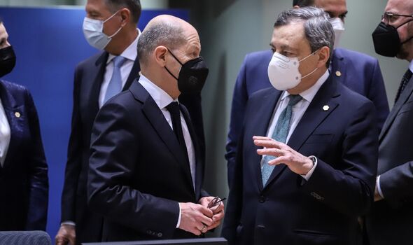 Olaf Scholz, chancelier allemand, à gauche, et Mario Draghi, Premier ministre italien